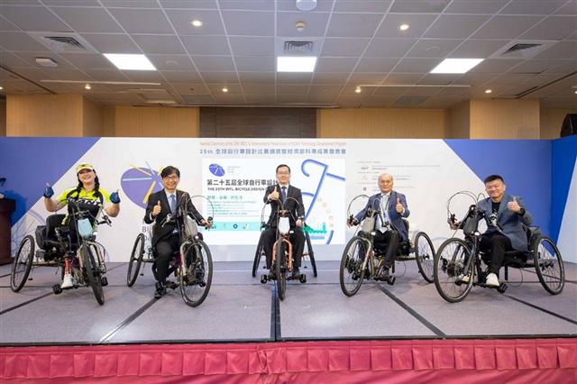 The Director-General of the Department of Industrial Technology, Chiou Chyou-Huey, went on stage to personally experience a Handcycle.