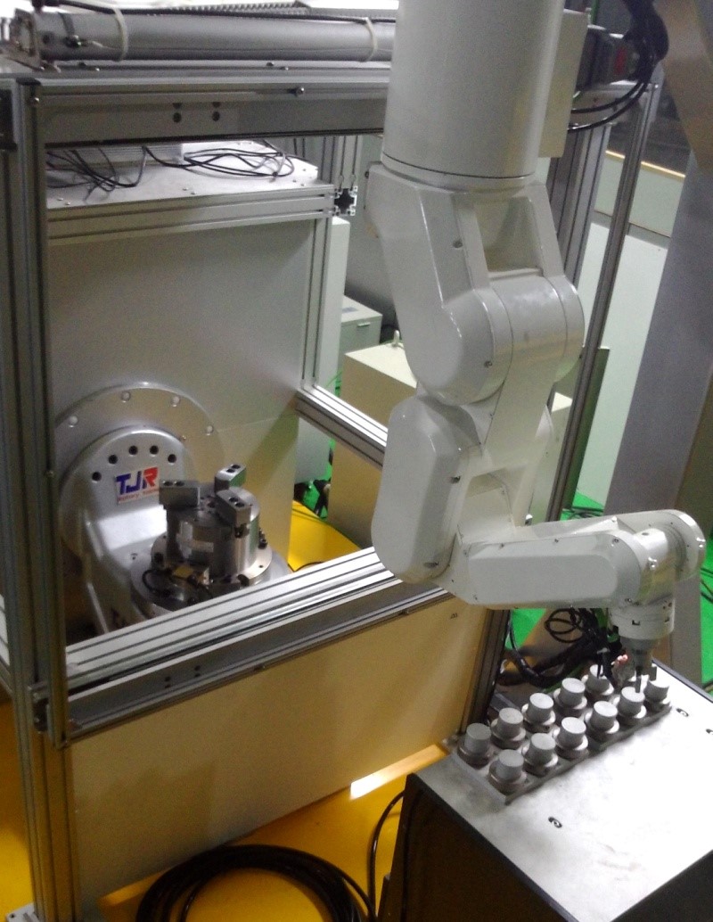 圖二：應用科專全軟體控制器實現6軸多關節機器人與A/C軸同步運動整合，實現產品上下料及外型加工修整輔助之作業單元