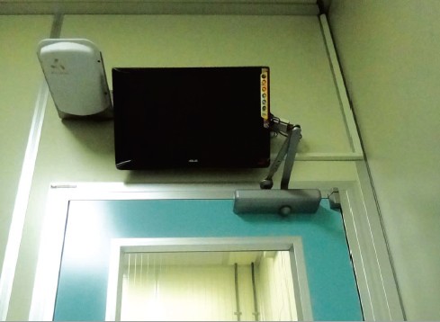 龍泰一級無塵室外配置之人員管理系統，白色為RF讀取天線，螢幕可顯示通行人員之照片與名稱