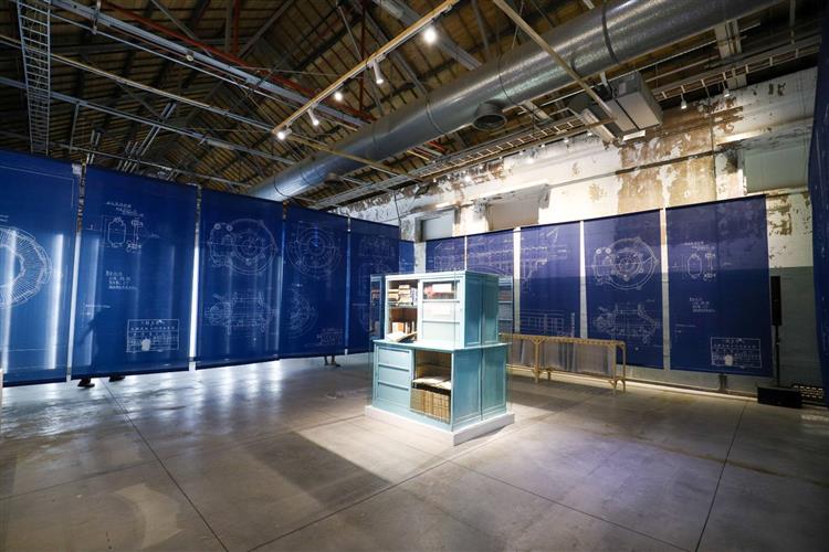 台電此次展覽還把百年來的水力發電機械設備、建築、檔案文件等珍貴藍曬圖，以原件複製並放大為超壯觀的「藍曬川廊」，很適合網美文青自拍。