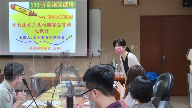 經濟部訴願審議委員會胡代理主任委員箕文介紹吳玲燕科長。