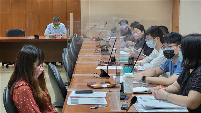 「水利法修正及相關審查實務之探討」課程中同仁皆聚精會神，專注聆聽。