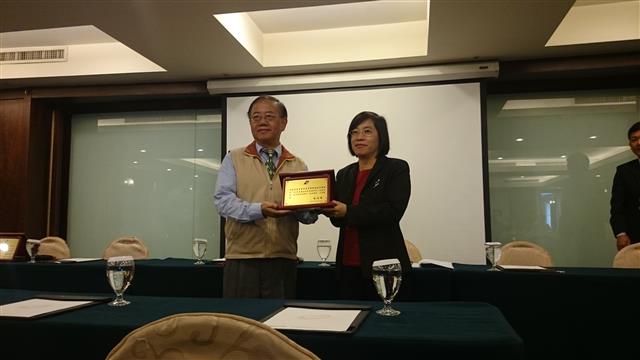 本會張副執行秘書代理甘執行秘書頒贈績優演習單位獎牌