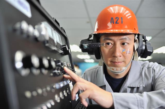 資策會與中鋼、國內智慧眼鏡業者合作開發的「智慧眼鏡頭盔」，可以用混合實境的方式，看到操作或維修的資訊，大幅提高工作效率並減少20%的維運成本。