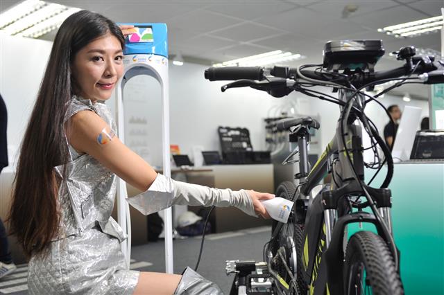 自行車中心開發的智慧化電輔自行車及充電系統，整合感測、電控及資通訊技術，透過主動與被動預警模式建構，使騎乘者在騎乘過程中，更舒適、安全。