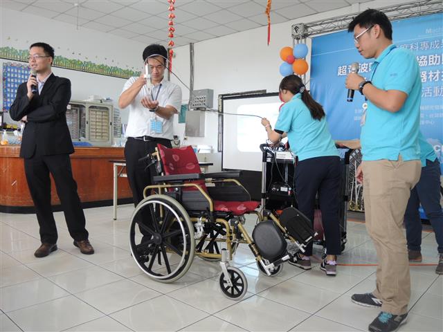 輪椅塗佈抗菌消毒材料示範及解說