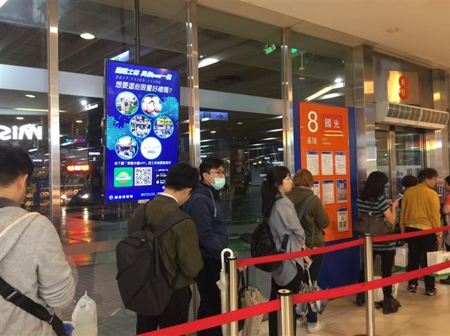 活動廣告於台北市府轉運站的電子面板露出情況