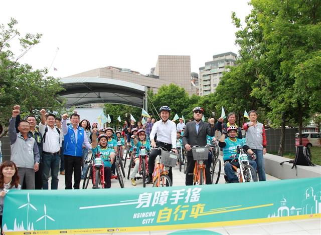 新竹市身障者專屬手搖車體驗，讓騎單車馳騁車道夢想成真。