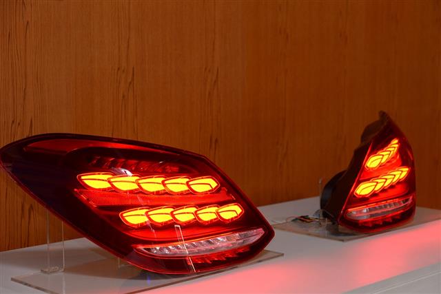 工研院於2018年台灣國際照明科技展中展出「OLED先進環保車燈」，相較於現有LED車燈，既輕量又省空間，已與帝寶、經昌合作搶攻高階車款車尾燈市場。