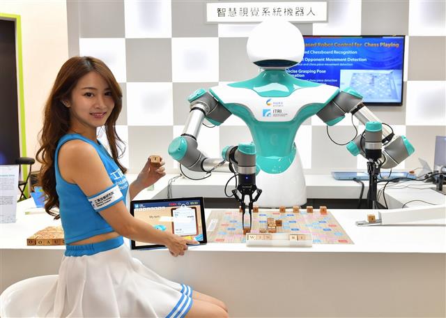 工研院智慧視覺系統機器人,整合應用深度感測、3D影像識別及人工智慧（Artificial Intelligence；AI）結合手眼協調控制，具感測及自我學習的功能，是一款集智慧與陪伴於一身的機器人。