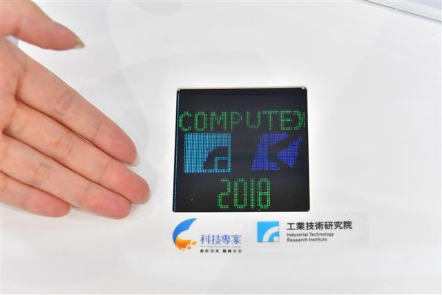 工研院於COMPUTEX 展出 micro-LED顯示器, 具有高亮度、高效率及反應時間快等特點，且其自發光顯示特性、無需背光源，使其顯示器兼具節能、機構簡易、體積小及輕薄等優勢，非常適用於如擴增實境顯示器、小間距顯示屏等需要高亮度、微型晶粒特性的獨特市場。