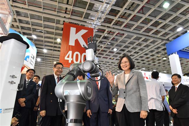 機器人技術創新，引領產業航向新藍海！工研院於2018台灣機器人與智慧自動化展中聯手上銀、盟立等14大廠商，展現出在經濟部技術處支持下，5+2產業創新政策之智慧機械成果。圖為蔡英文總統在巡場時也開心的與行動機器人揮手。
