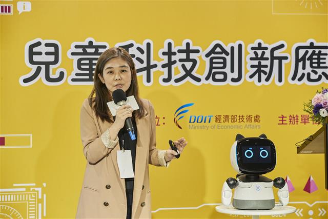 女媧創造科技李佳宇專案經理－Social Bot互動服務應用 解密凱比同學：機器人互動體驗設計新哲學。