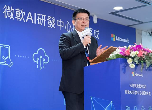 經濟部政務次長曾文生指出，微軟參與臺灣產官學的科技合作向來不遺餘力。期待今年微軟AI研發中心擴大編制搬遷至新辦公室後，能帶動臺灣AI人才與技術再升級，提升臺灣競爭力，實現臺灣成為亞太AI人才資源庫的願景。