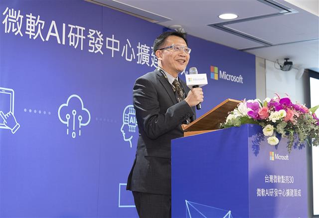微軟雲端暨人工智慧部門全球資深副總裁郭昱廷表示，微軟AI研發中心2018年成立後，在短短一年半之內，無論在AI科技發展與商業應用上都做出了相當重要與有價值的貢獻，微軟也從中受益良多。