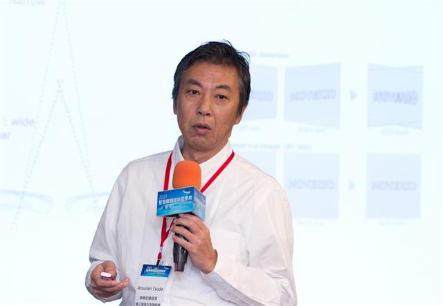 EPSON Atsunari Tsuda 總經理分享「EPSON optics and sensing technology introduction for AR」議題。