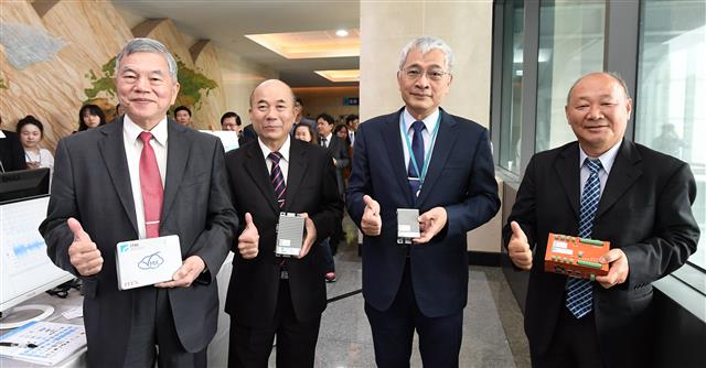 公版智慧機械雲幫助機械產業提升智慧化速度與競爭力，圖左起為經濟部長沈榮津、機械公會理事長柯拔希、工研院副院長張培仁、機械公會副理事長魏坤池。