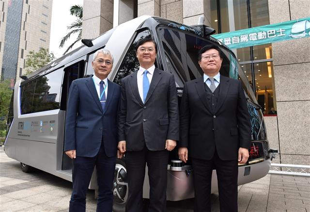 工研院攜手車王電建構國內自動駕駛產業鏈，雙方將在2021年前共同打造10部國產自動駕駛電動巴士，圖左至右為工研院副院長張培仁、經濟部技術處處長羅達生、車王電暨華德動能董事長蔡裕慶。