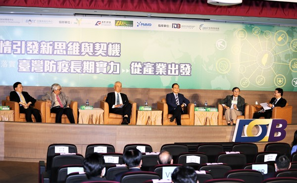 下半場由吳忠勳執行長(右一)擔任主持人，與業界先進分別真對本次議題提出臺灣防疫實力思維。