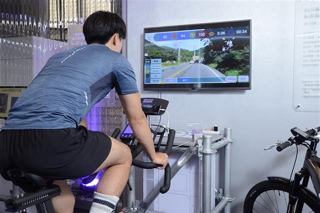 圖6、由自行車中心開發自行車騎乘訓練暨情境互動系統，防疫期間在室內也能體驗實境運動的快感與樂趣。