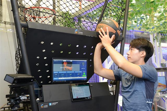 圖7、由工研院開發的姿態辨識智慧籃球機，可根據個人化身高、體態，提供個人化投籃體驗。