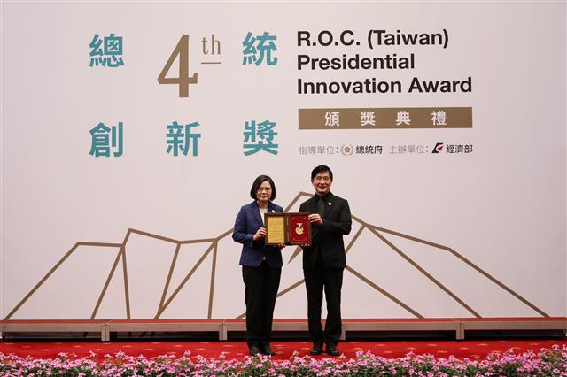 總統頒發團體組獲獎者-台灣設計研究院，由張基義院長代表出席領獎。