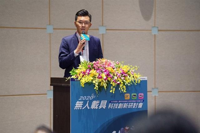 國際富豪汽車股份有限公司吳廷颺銷售總監講授「自動駕駛車的奇幻旅程」。