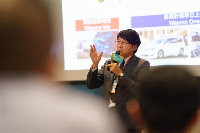 財團法人車輛研究測試中心王正健總經理講授「全球與台灣自駕車產業發展與商機」。