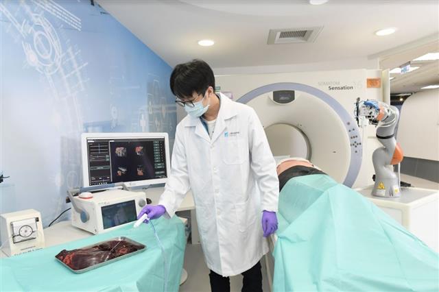 模擬斷層掃描室可用術前導引系統與機械手臂，導引進行肝臟腫瘤消融手術，以非手術的侵入性方法、結合影像導引系統建議最佳路徑