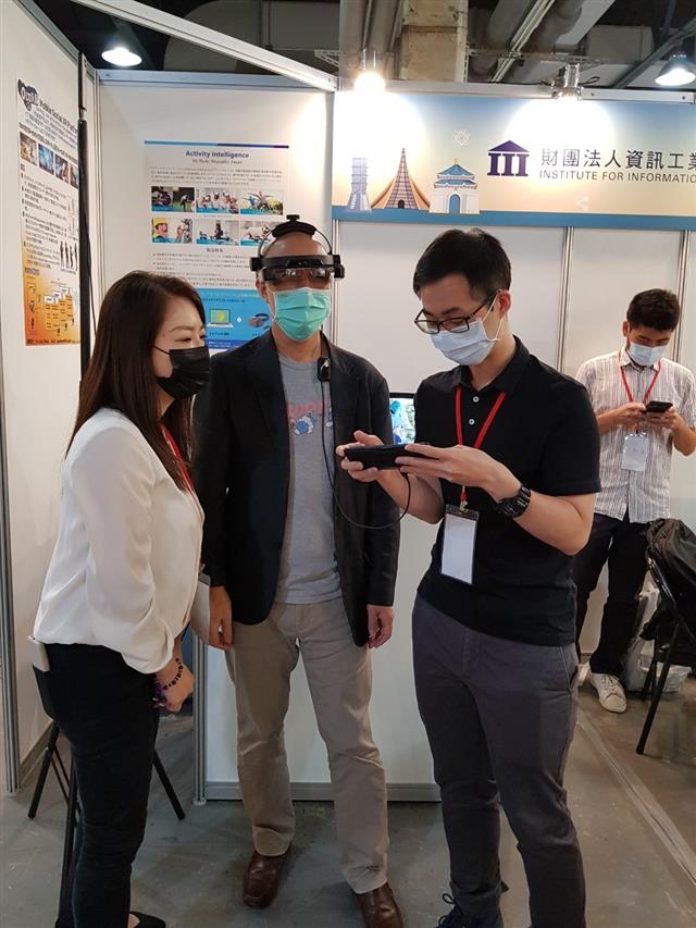 圖2、TJ Connect Fair活動現場，畫面為日本廠商交流，體驗OinVR觀光應用。