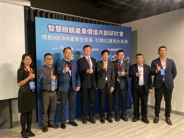 左至右：Epson副理、中華系統整合總經理、資策會所長、高市府副市長、技術處技術專家、佐臻公司董事長、中華系統整合董事長、台灣智慧眼鏡產業協會秘書長。