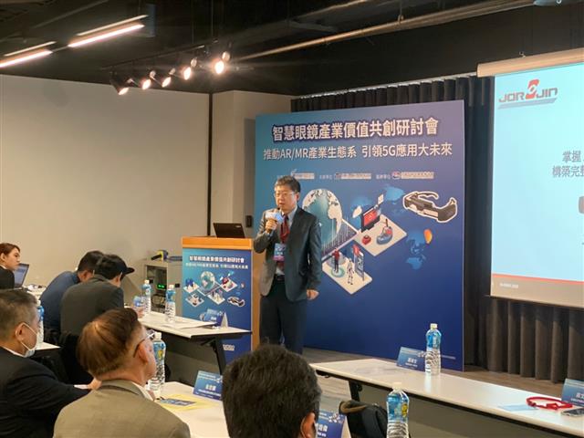 佐臻公司董事長暨台灣智慧眼鏡產業協會理事長分享智慧眼鏡AR產業鏈全方位整合。