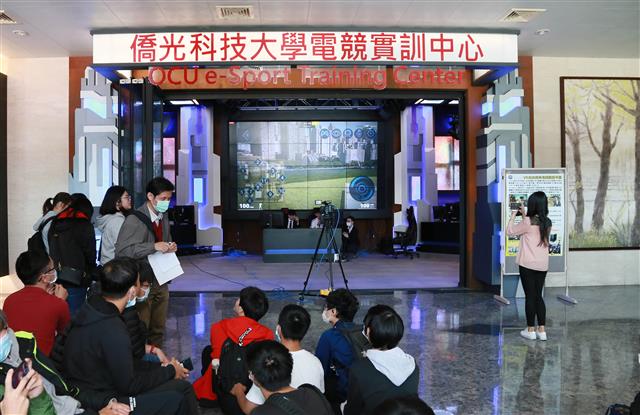 場內直播僑光科大自主開發電競遊戲之比賽，將技術落實於校園。