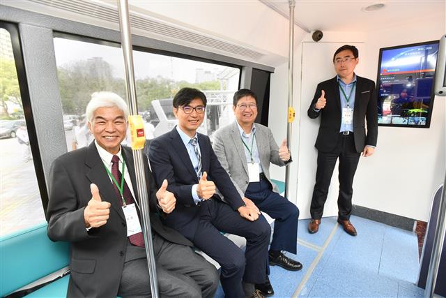 經濟部展現創新自駕科技投入成果，啟動自駕電動中巴在竹北市區與高鐵間接駁服務：新聞照片3