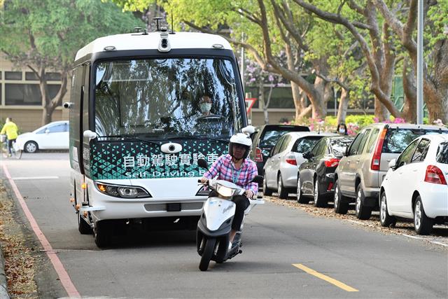 經濟部展現創新自駕科技投入成果，啟動自駕電動中巴在竹北市區與高鐵間接駁服務：新聞照片5