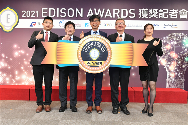 臺灣今年榮獲1金1銀3銅，獲獎數全球第2。左至右：商之器總經理、工研院院長、經濟部技術處處長、金屬中心執行長、輝能科技發言人。
