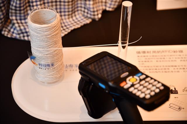 紡織所開發「RFID Yarn&#174;：克服五項主要耐久性測試」，建立全球首個應用於染整全製程生產管理之RFID標籤。