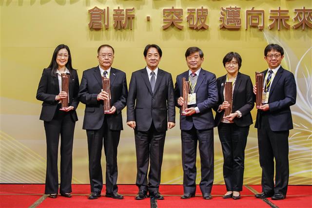 賴清德副總統與《國家產業創新獎》卓越級別獎項獲獎單位合影。
