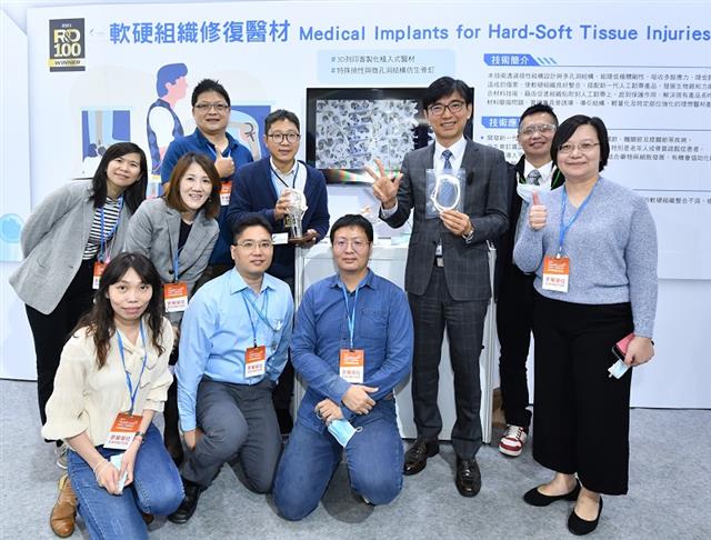 工研院在「2021臺灣醫療科技展」展出多項生技研發成果，盼透過精準醫療新科技打擊病灶，讓治療更有效，提升醫療品質，並帶動臺灣醫療發展。