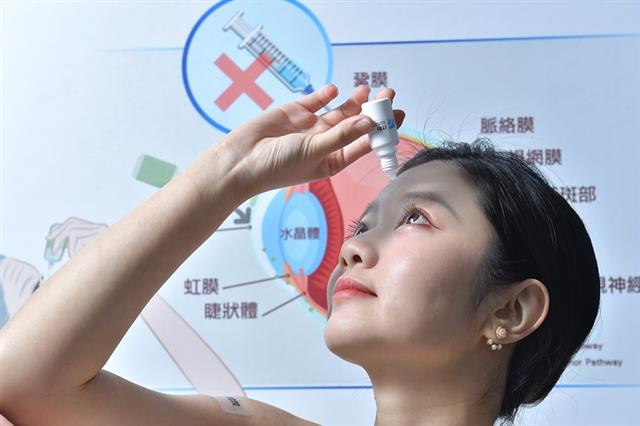 經濟部技術處在「2021臺灣醫療科技展」展出創新性高值利基新藥，像是針對濕式黃斑部病變，開發出全球首創的眼藥水治療，免打針，藥效直送至眼球底部。