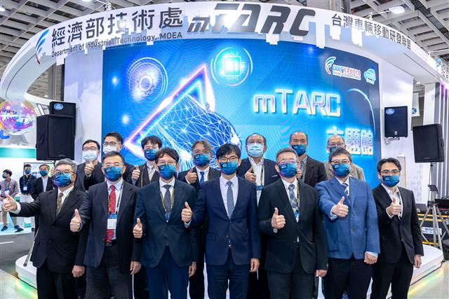 經濟部技術處邱求慧處長協同mTARC聯盟代表及技轉合作廠商共同展出18項車輛領域科技專案成果。