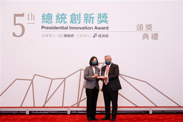 蔡英文總統頒贈第五屆總統創新獎得獎人-吳敏求董事長
