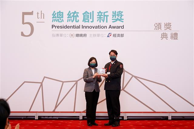 蔡英文總統頒贈第五屆總統創新獎得獎人-宋明哲隊員