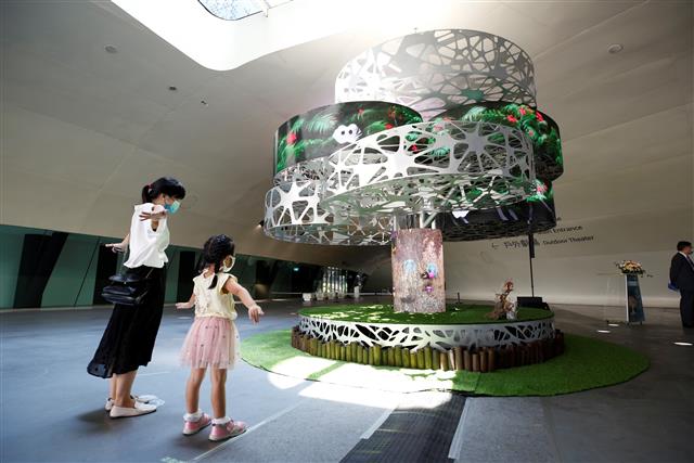 經濟部支持工研院打造祈福許願樹，是臺灣最大的小間距mini-LED曲面顯示器，整合顯示器與互動感測模組技術，小朋友亦可即時與各種3D可愛動物互動。
