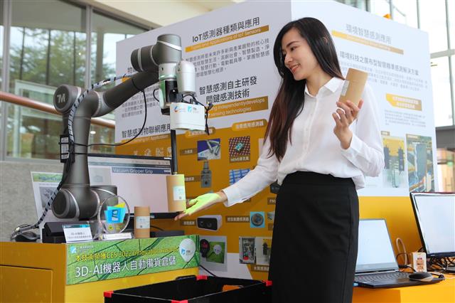 工研院「3D-AI機器人自動備貨倉儲」透過感測器提供機器人視覺與智慧學習能力，15分鐘內可透過智慧辨識學會快速取物，體積還比國外感測器更輕巧。