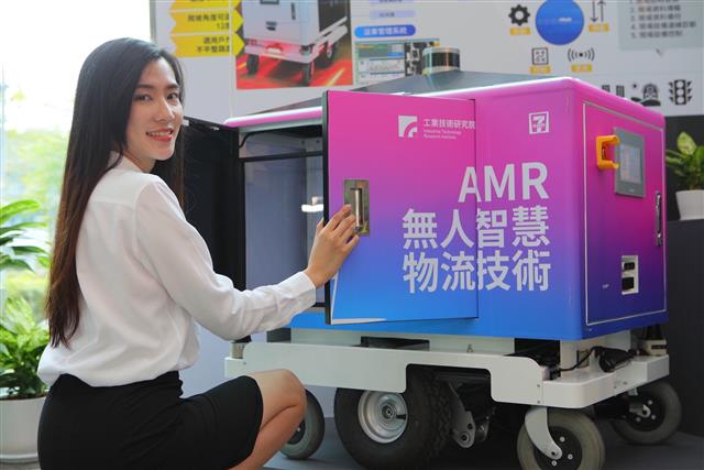 工研院臺灣首創室內、戶外共用型「AMR自主式移動機器人」，建構兼具防疫消毒、物流、保全巡檢、送餐等零接觸之創新商業模式。