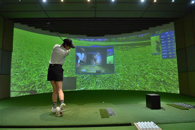 技術處發展全球技術領先的「高擬真虛實互動模擬系統」，以臺灣高球場地建模，提供多人於同一虛擬場地，進行即時同步的異地連線競賽，同時透過數據回饋分析賽況。