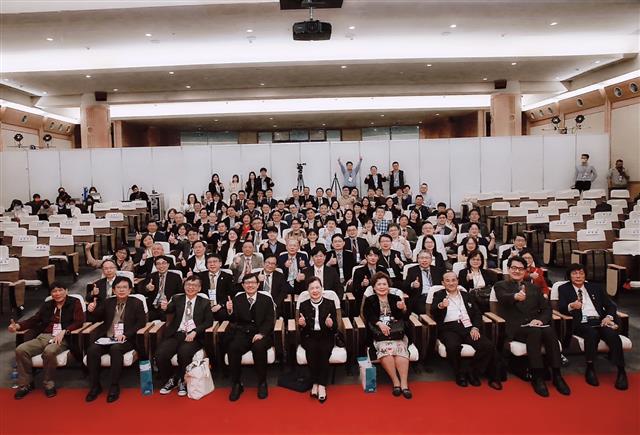 經濟部舉辦「臺灣成為全球重要醫材供應鏈的機會與挑戰交流會」，現場逾百位代表從智慧醫療、創新醫材、CDMO及國際拓展四大方向研議推動策略及做法。