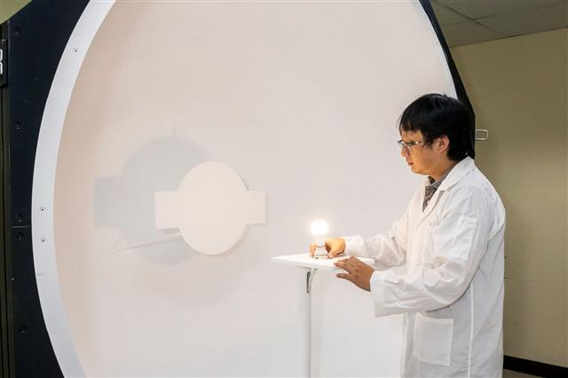 在經濟部技術處支持下，工研院建置與執行「智慧光電驗證實驗室」的積分球量測系統，藉由能使光線均勻擴散的積分球，了解各種光電產品所具備的光譜特性。