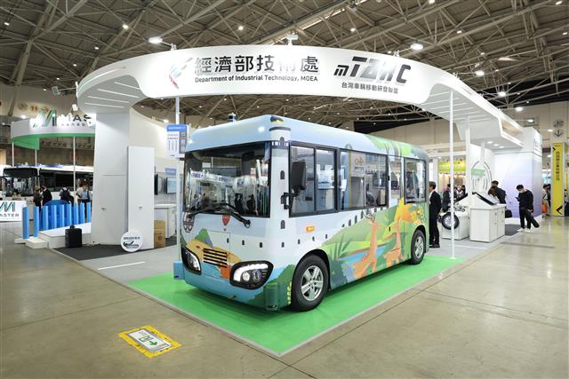 車輛中心科專成果-WinBus，其技術獲得六和機械肯定，挹注2億元推動新創「和緯車輛」，經過三年技術合作，正式推出量產的線控底盤與自主電芯的電動小巴。